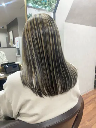 セミロング カラー _White所属・ＳＨＩ ＺＵのヘアスタイル