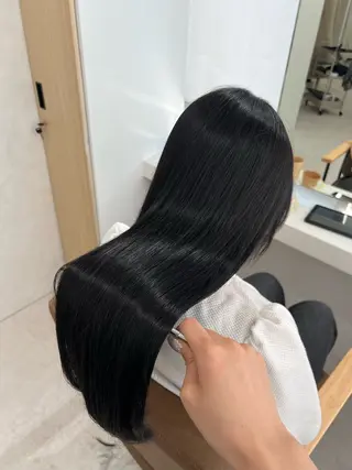 ロング カラー SLASHスラッシュ 小西結奈のヘアスタイル