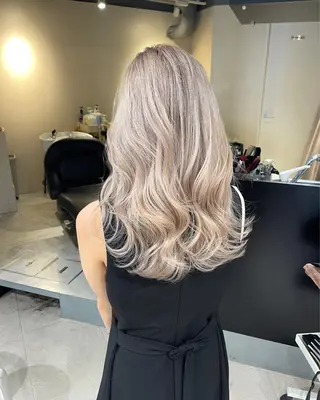 ロング カラー ブリーチとエクステ 最後の砦🤍アミルのヘアスタイル