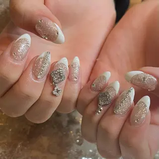 ミディアム ネイル H🌺 NAILのネイルデザイン