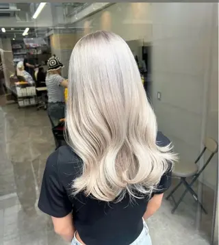 ロング かのブリーチカラー 🎧⛓️🩶のヘアスタイル