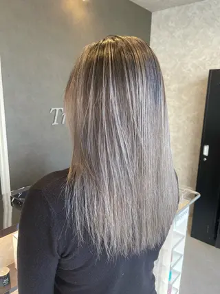 セミロング ハイトーン ／ レイヤー/吉田陸斗のヘアスタイル