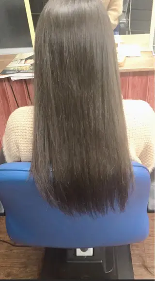 ロング カラー ヤナ マネージャーのヘアスタイル