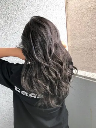 セミロング 白いハイライト🤍 タナカリョウスケのヘアスタイル