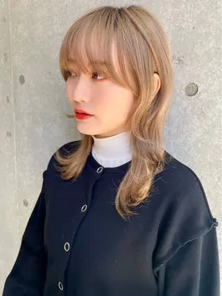 セミロング 韓国風🇰🇷艶髪✨ カラー🩵レオのヘアスタイル