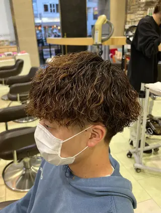 ミディアム カラー パーマ メンズ ﾎｯﾄﾍﾟｯﾊﾟｰ に移行中【かな】のヘアスタイル