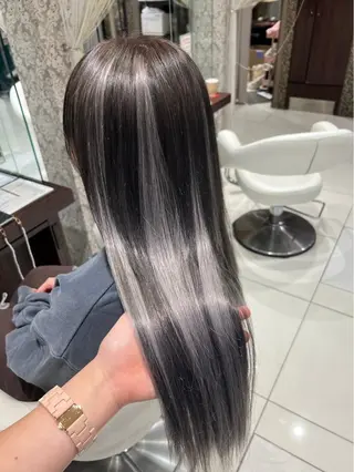 EARTH所属・NATSUMI 透明感カラーのヘアスタイル