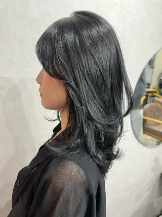 ミディアム maya レイヤーカットのヘアスタイル