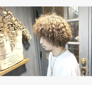 ミディアム パーマ メンズ ブリーチ、パーマ 西部笑のヘアスタイル