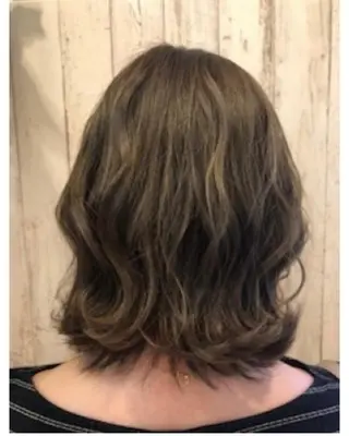 ミディアム カラー 奥谷 美代子のヘアスタイル