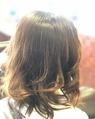 セミロング カラー エル美容室所属・織田 英之のヘアスタイル