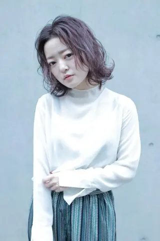 ミディアム カラー 薄葉 美菜子のヘアスタイル