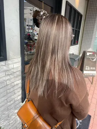 ロング カラー 小坂 真子のヘアスタイル