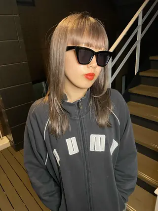 セミロング カラー ヘアアレンジ mika｜ブルーカラ ー｜ハイトーンカラーのヘアスタイル