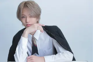 ショート 奥本 侑 ハイトーン、髪質改善のヘアスタイル