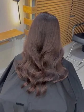 セミロング カラー パーマ 艶感ブラウン特化/ akiraのヘアスタイル