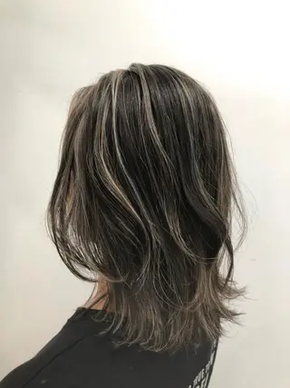 ミディアム 白いハイライト🤍 タナカリョウスケのヘアスタイル