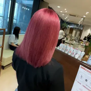 セミロング カラー CONAN｜レイヤー ボブ／ハイトーンのヘアスタイル