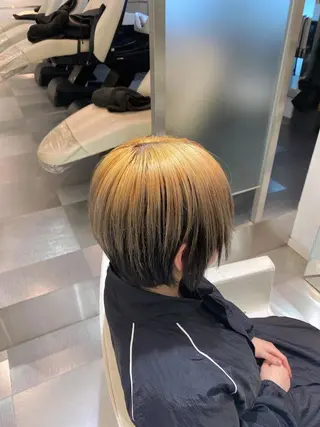 ショート カラー コテ巻き風パーマ 藤澤　知彌のヘアスタイル