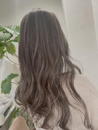 ロング カラー 塩崎 明菜のヘアスタイル