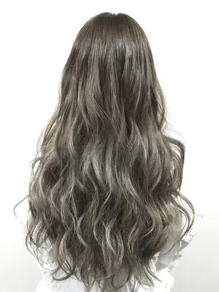ロング カラー Tee’s ケアブリ ーチ　ハイライトのヘアスタイル