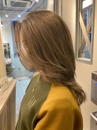 セミロング カラー ANNA ／艶髪／ハイトーンのヘアスタイル