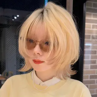 ショート ウルフとデザイン カラーの神のヘアスタイル