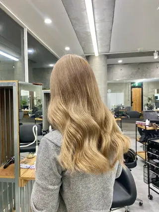 ロング カラー Welring hair salon所属・Runa/大人 かわいいハイトーンのヘアスタイル