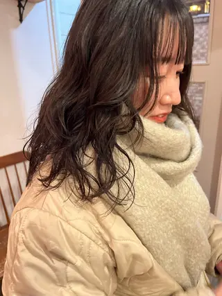 ミディアム パーマ pu+on. nailworks所属・fuyumi / ニュアンスネイルのネイルデザイン