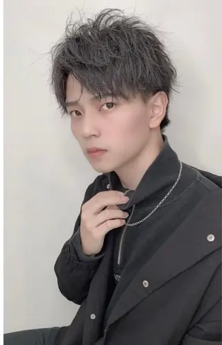 パーマ メンズ 超透明感カラー🦋韓 国羽エクステ🪽🫧のヘアスタイル