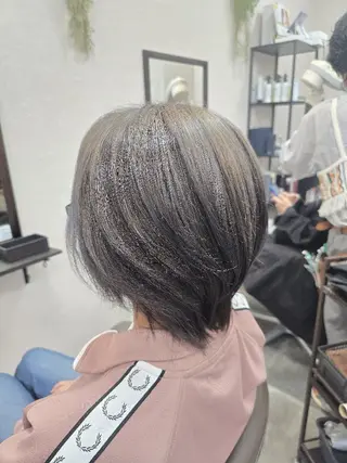 ショート カラー 石川 ジェウンのヘアスタイル