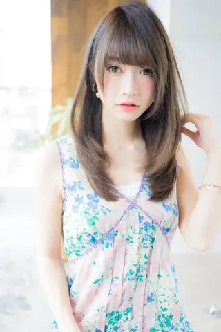 セミロング Soleriaソレリア所属・おしゃれ染めで白髪 ぼかし/山口玲緒奈のヘアスタイル