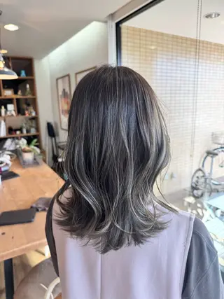 セミロング カラー ツキダテ ユイのヘアスタイル
