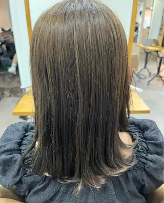 ミディアム カラー 飯島 愛深のヘアスタイル