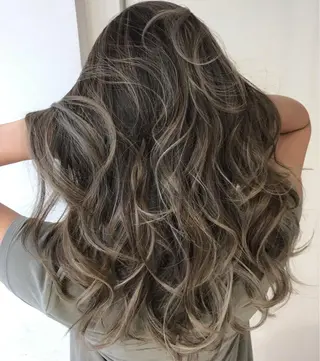 ロング カラー ヘアアレンジ ハイトーン/韓国風 🤍Nacchi🐈のマツエク・マツパデザイン