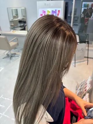 ロング ヒメザキ ユリのヘアスタイル