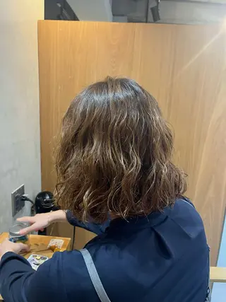 ミディアム パーマ 韓国風前髪顔周り バーバーakaneのヘアスタイル