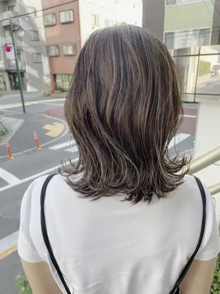 ミディアム カラー 髙橋一哉　ブリーチ/ ベージュカラーのヘアスタイル