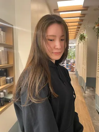 ロング カラー リカ/ハイトーン ・オリーブ🍀のヘアスタイル