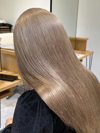 カラー 肌に馴染むハイトーン /ミルクティーカラーのヘアスタイル