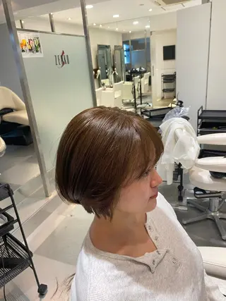 ショート カラー コテ巻き風パーマ 藤澤　知彌のヘアスタイル