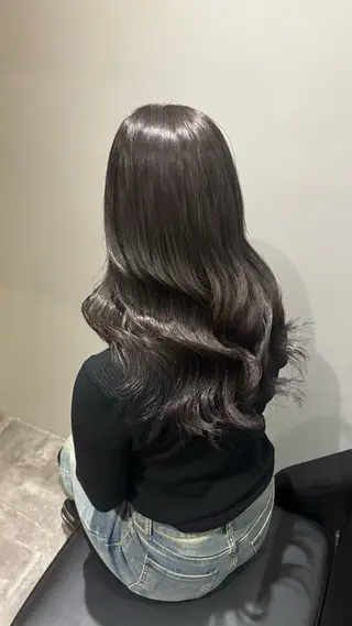 ロング シオン/艶髪/ グレージュカラーのヘアスタイル