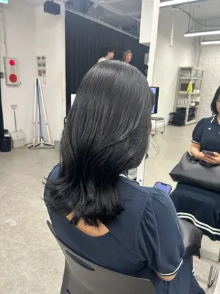 セミロング カラー 海外風ブリーチなし 🫒Rion🫒🩶のヘアスタイル