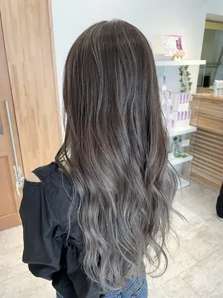 ロング カラー esse大阪茶屋町店所属・レイヤーカット 新井田陽寿のヘアスタイル