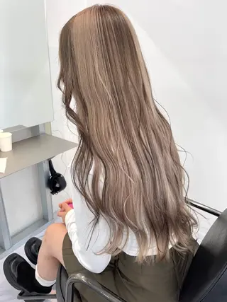 ロング カラー TATSU ミルクティーベージュのヘアスタイル