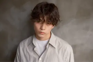 ミディアム パーマ メンズ 木村陸弥 透明感/ 赤み消し/オリーブのヘアスタイル