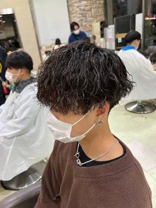 ショート パーマ メンズ ﾎｯﾄﾍﾟｯﾊﾟｰ に移行中【かな】のヘアスタイル