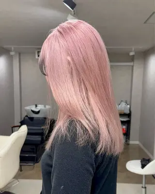 セミロング 前髪カット🩶レイヤ ー🩶ハイトーン🩶のヘアスタイル