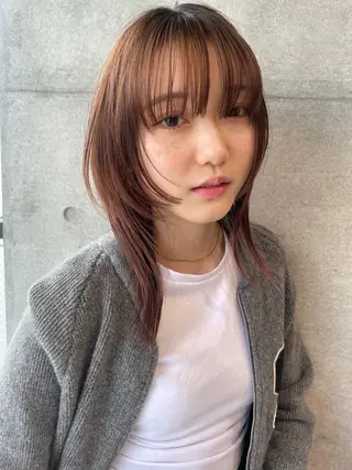 セミロング カラー 室谷 侑奈のヘアスタイル