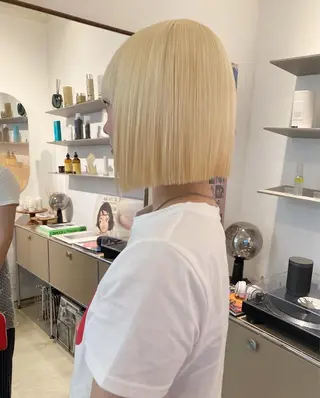 カラー hinata /ハイトーンのヘアスタイル